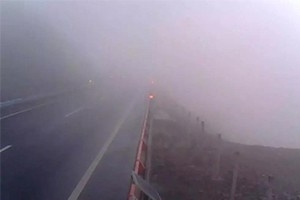 冬日駕車出行遇到團(tuán)霧怎么辦？學(xué)會這7招或許能保命！
