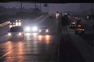 夜間開車?yán)纤緳C(jī)都懂：走灰不走白，見黑停下來！