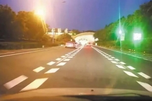 跑高速，遇到這種魚骨狀標線千萬要注意